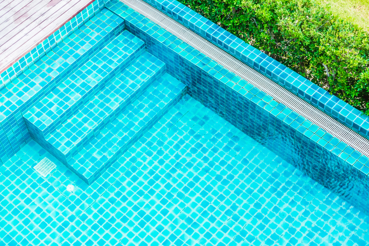 construccion de plataformas y escaleras en piscina