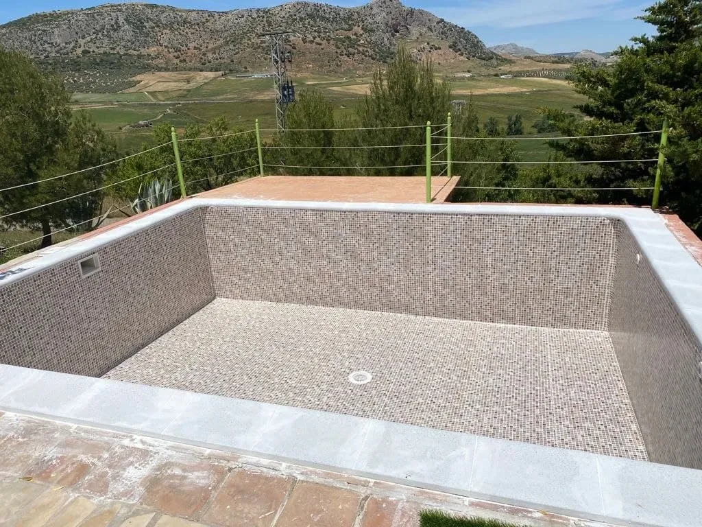 instalacion y reforma de piedras de coronacion piscinas