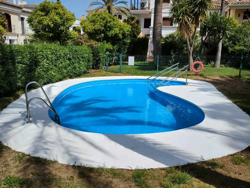 pelicon mantenimiento de piscinas malaga